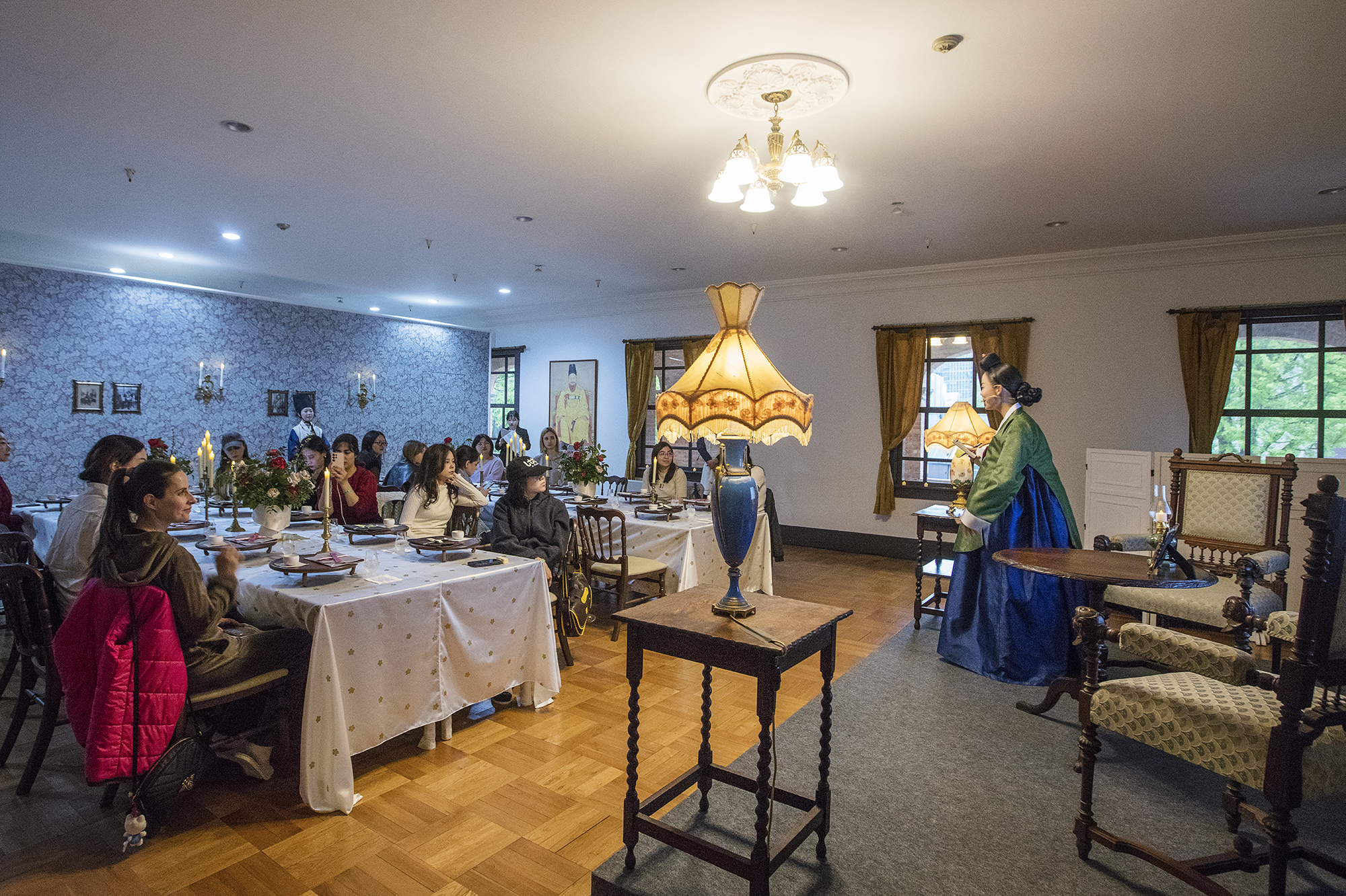 昨年４月に徳寿宮（ドクスクン）で「皇帝の食卓」の体験イベントが行われた際の様子＝国家遺産庁