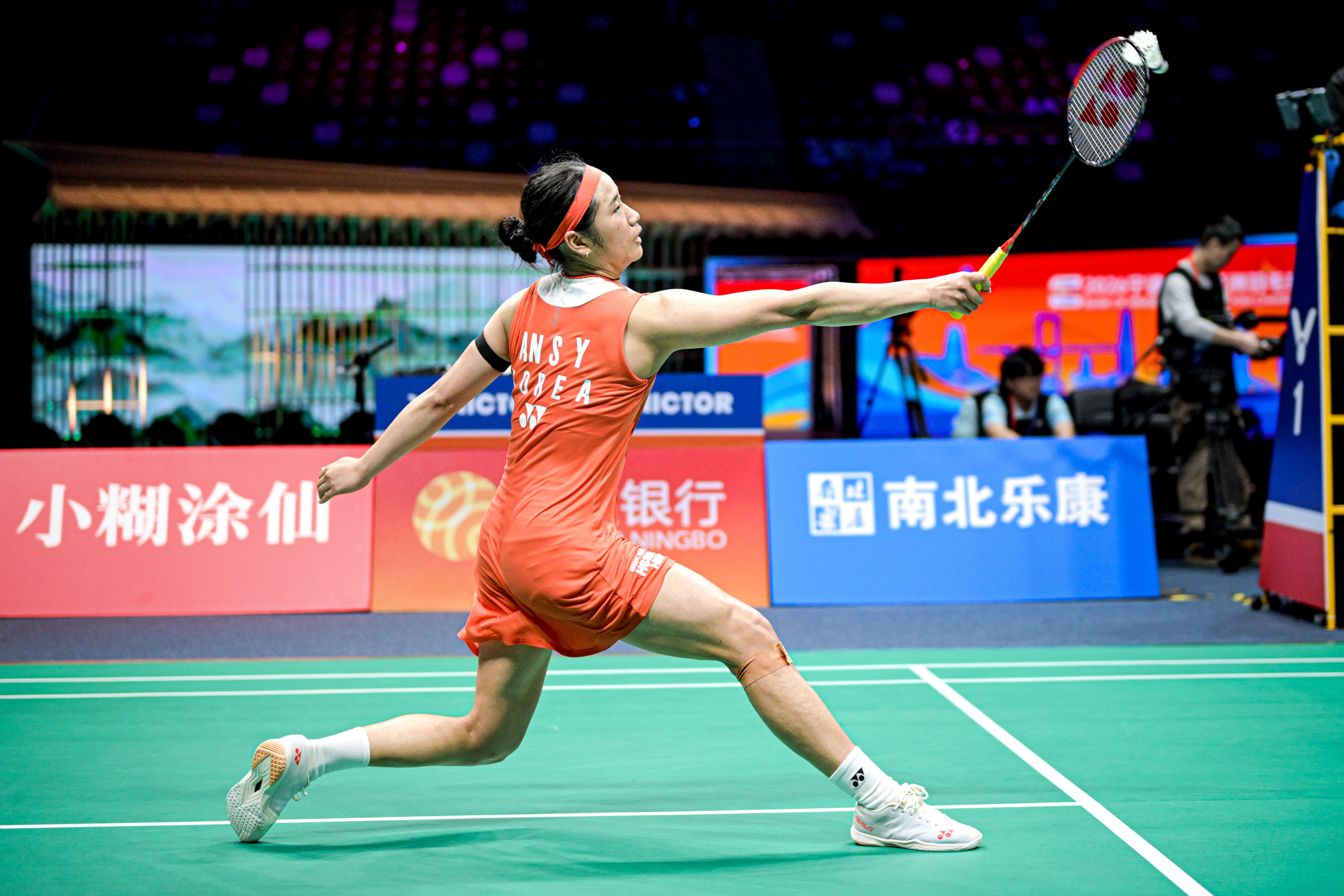 ２０２６年アジア個人選手権大会女子シングルス決勝で、中国のワン・ズイにリターンを放つ韓国のアン・セヨン＝１２日、中国、連合ニュース 