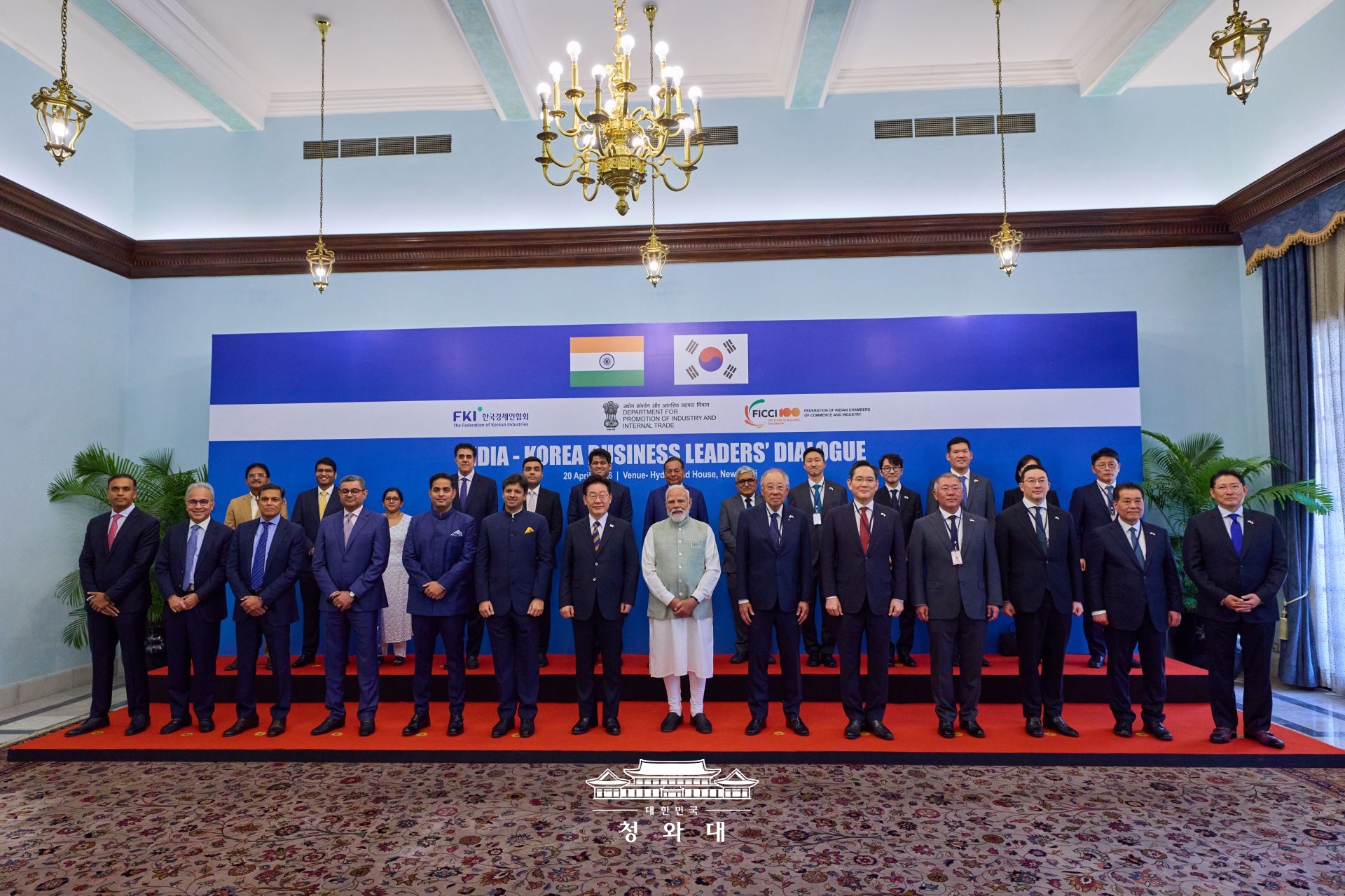 李在明大統領（前列左から７人目）とインドのナレンドラ・モディ首相（前列右から７人目）が、「韓国・インド経済人対話」の出席者らと記念撮影を行っている＝２０日（現地時間）、ニューデリー、大韓民国 青瓦台