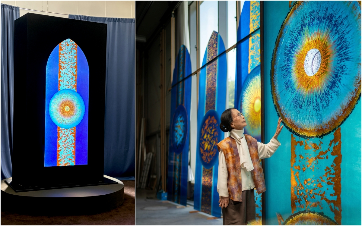 （左）国立現代美術館清州館５階の展示室入口に展示された、シャルトル大聖堂のステンドグラス『Birth of Light』の再現作品。（右）２０１８年、シャルトル大聖堂のステンドグラス制作現場に立つバン・ヘジャ＝ シャルル・オデゥアン、ペーターズスタジオ公式フェイスブック