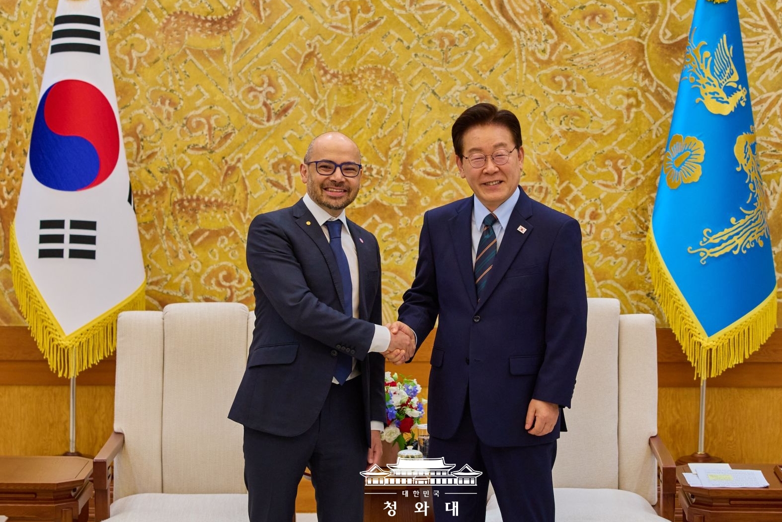 グーグル・ディープマインドのデミス・ハサビスＣＥＯと記念撮影を行う李大統領（右）＝２７日、ソウル、青瓦台