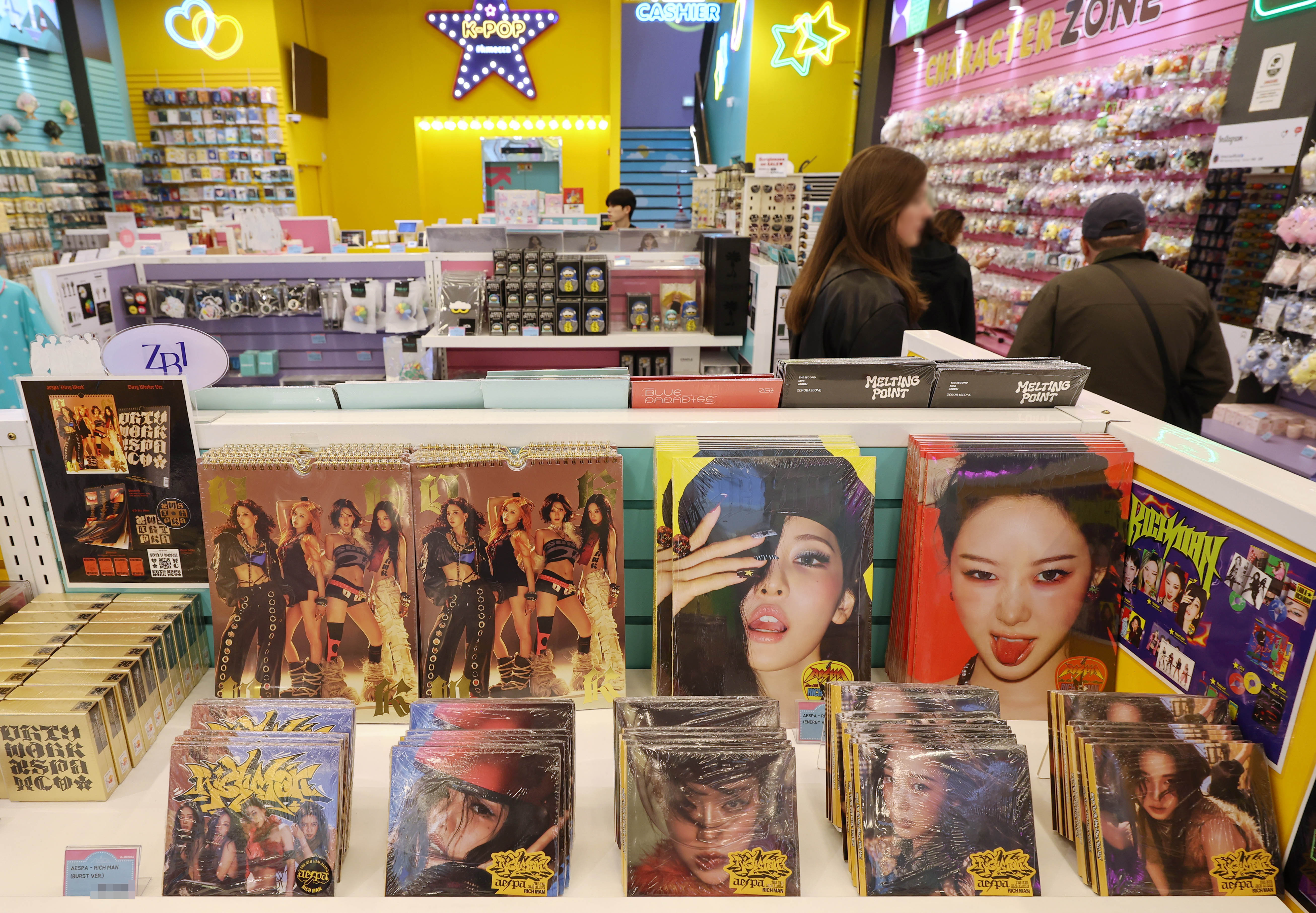 明洞のＫ－ＰＯＰグッズショップでレコードを見て回る外国人観光客＝２８日、ソウル、連合ニュース