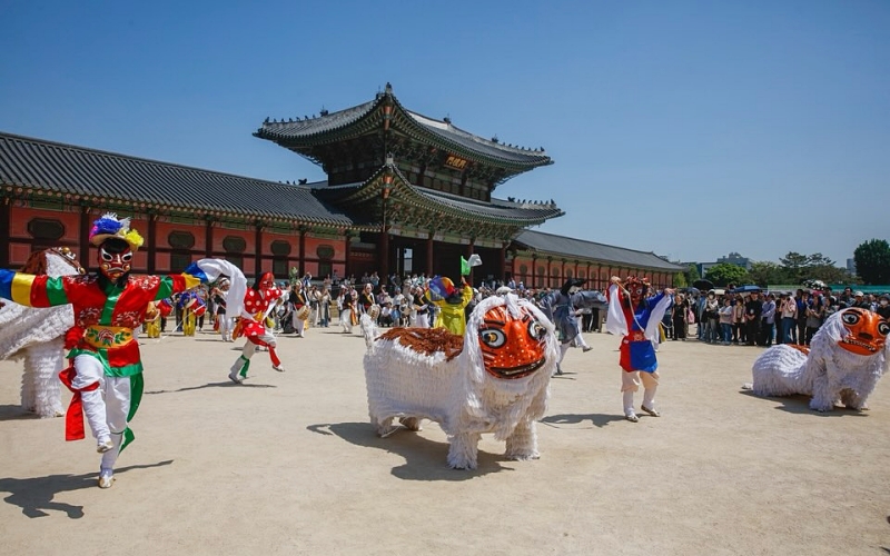 昌徳宮で開かれた２０２６年春の宮廷文化祭で行列を観覧する来場者＝２５日、ソウル、宮中文化祭 インスタグラム