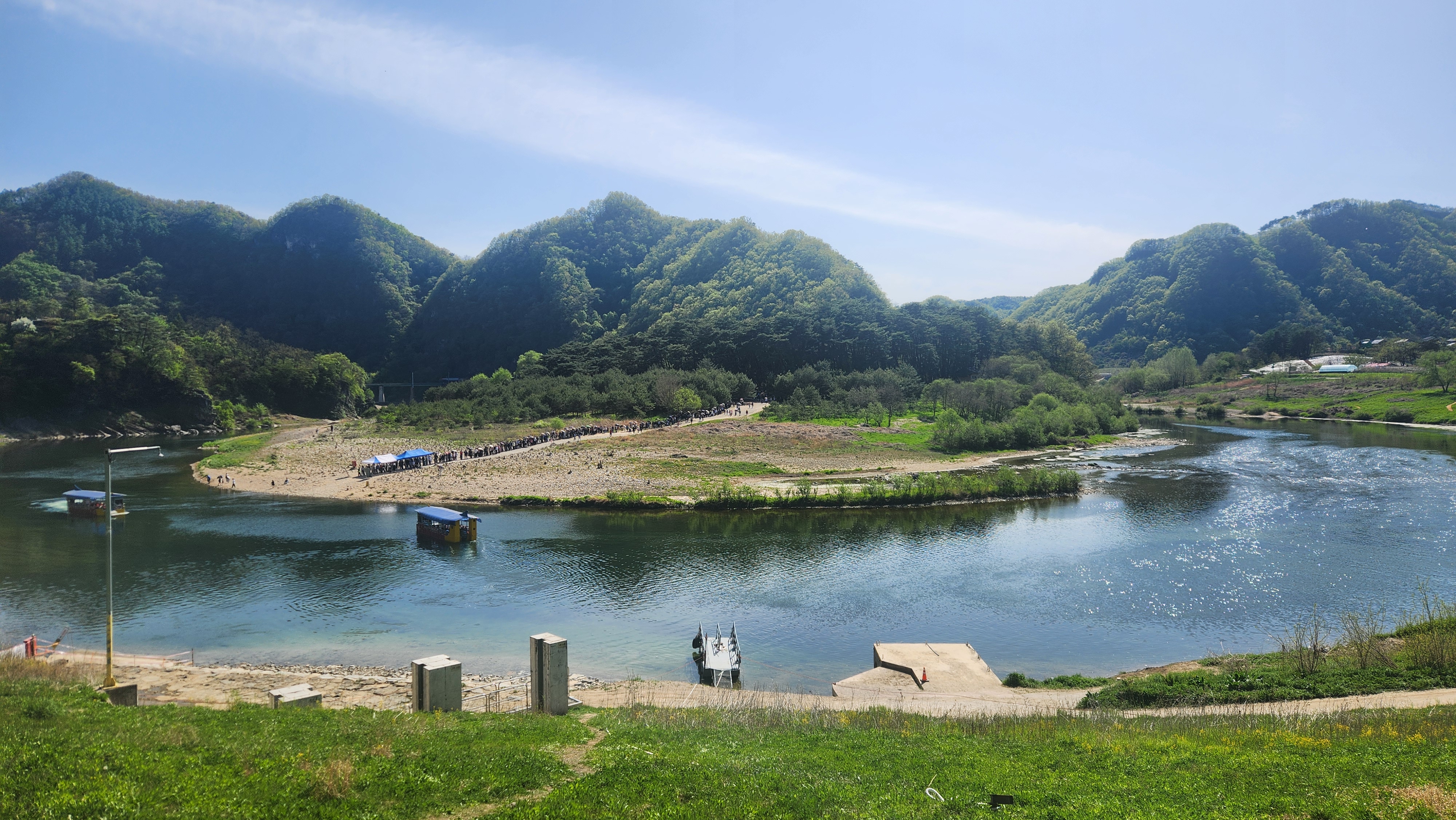 端宗が流刑生活を送った江原道・寧越群の「清泠浦（チョンリョンポ）」。三方を川に囲まれ、後方には断崖絶壁が広がる流刑地だった＝寧越群、イ・ジョンウ