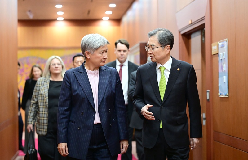 「韓国・オーストラリア外相会談」に出席した、チョ・ヒョン外交部長官（右）とペニー・ウォン外相＝４月３０日、ソウル、外交部