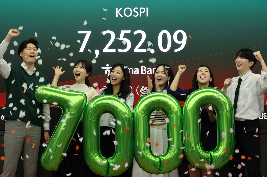 ハナ銀行本店のディーリングルームで、ＫＯＳＰＩの７０００突破を祝うセレモニーが行われた＝６日、ソウル、聯合ニュース