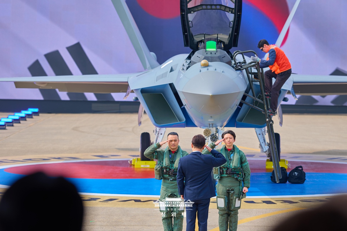 ＫＡＩで開かれたＫＦ－２１量産第１号機の出荷式に出席した李在明大統領＝３月２５日、韓国大統領室