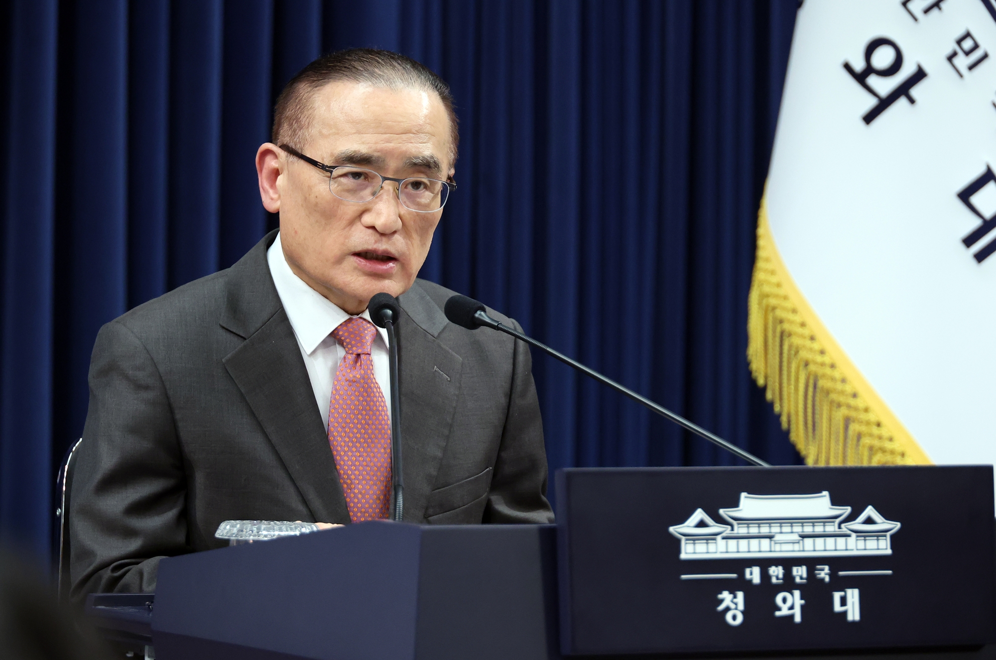 ホルムズ海峡で攻撃を受けた韓国の貨物船「ナムホ」について、ブリーフィングを行う青瓦台のウィ・ソンラク国家安保室長＝１１日、ソウル、聯合ニュース