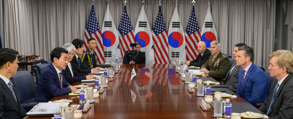 韓米国防相会談を行うアン・ギュベク国防部長官（左から２番目）と米国のヘグセス国防長官（右から２番目）＝１１日（現地時間）、米国、国防部
