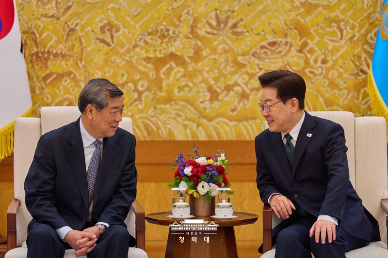 李大統領（右）と中国のホーリーフォン副首相＝１３日、ソウル