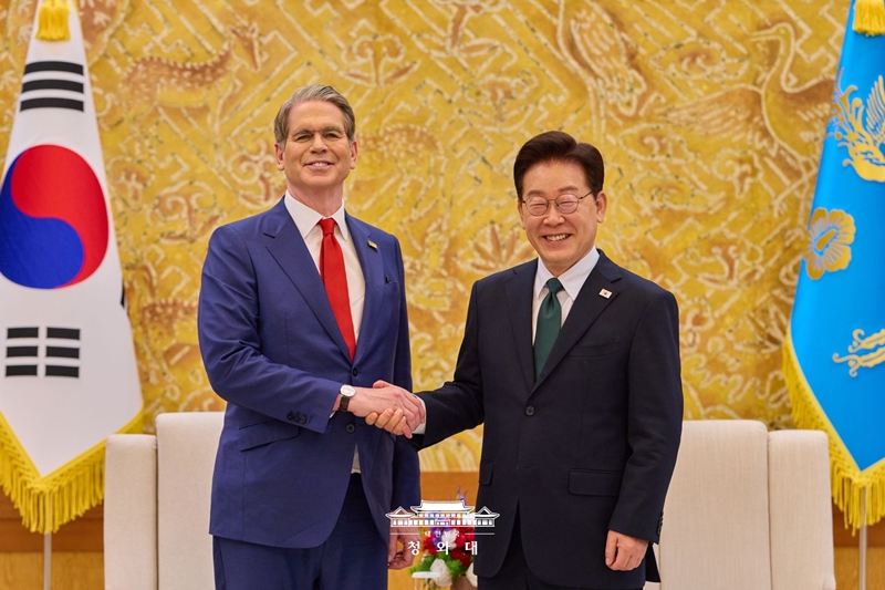 青瓦台でスコット・ベッセント米財務長官と握手を交わす李大統領（右）＝１３日、ソウル