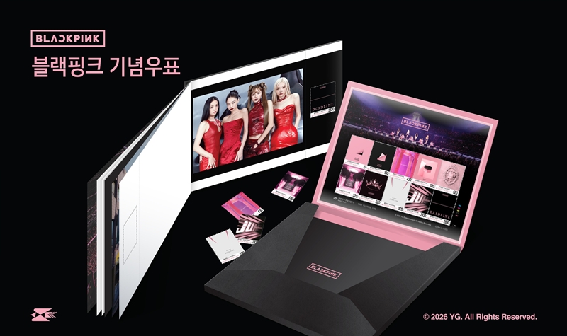 今年発行されるＢＬＡＣＫＰＩＮＫの記念切手パケット＝郵政事業本部