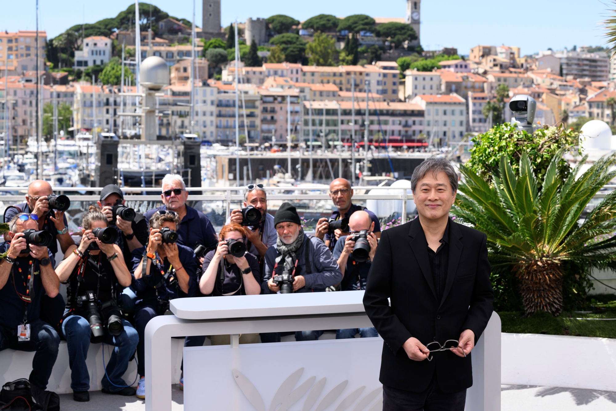 第７９回カンヌ国際映画祭の開幕式を控え、パク・チャヌク監督（左から４番目）が同映画祭のコンペティション部門の審査委員らと記念撮影を行う様子＝１２日（現地時間）、フランス、カンヌ国際映画祭の公式フェイスブック