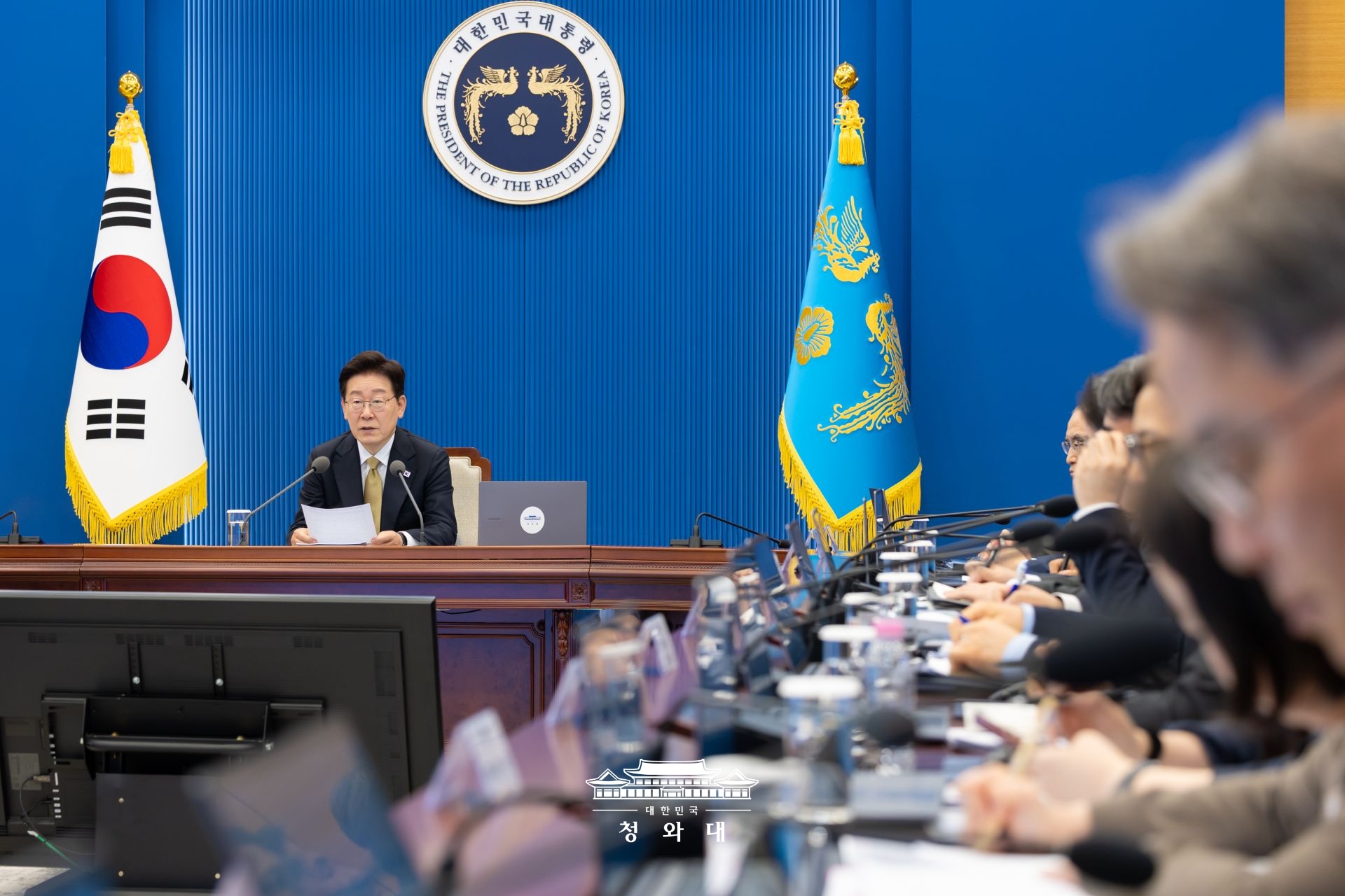 写真は、第３３回首席・補佐官会議で発言する李大統領＝１４日、ソウル、大韓民国青瓦台