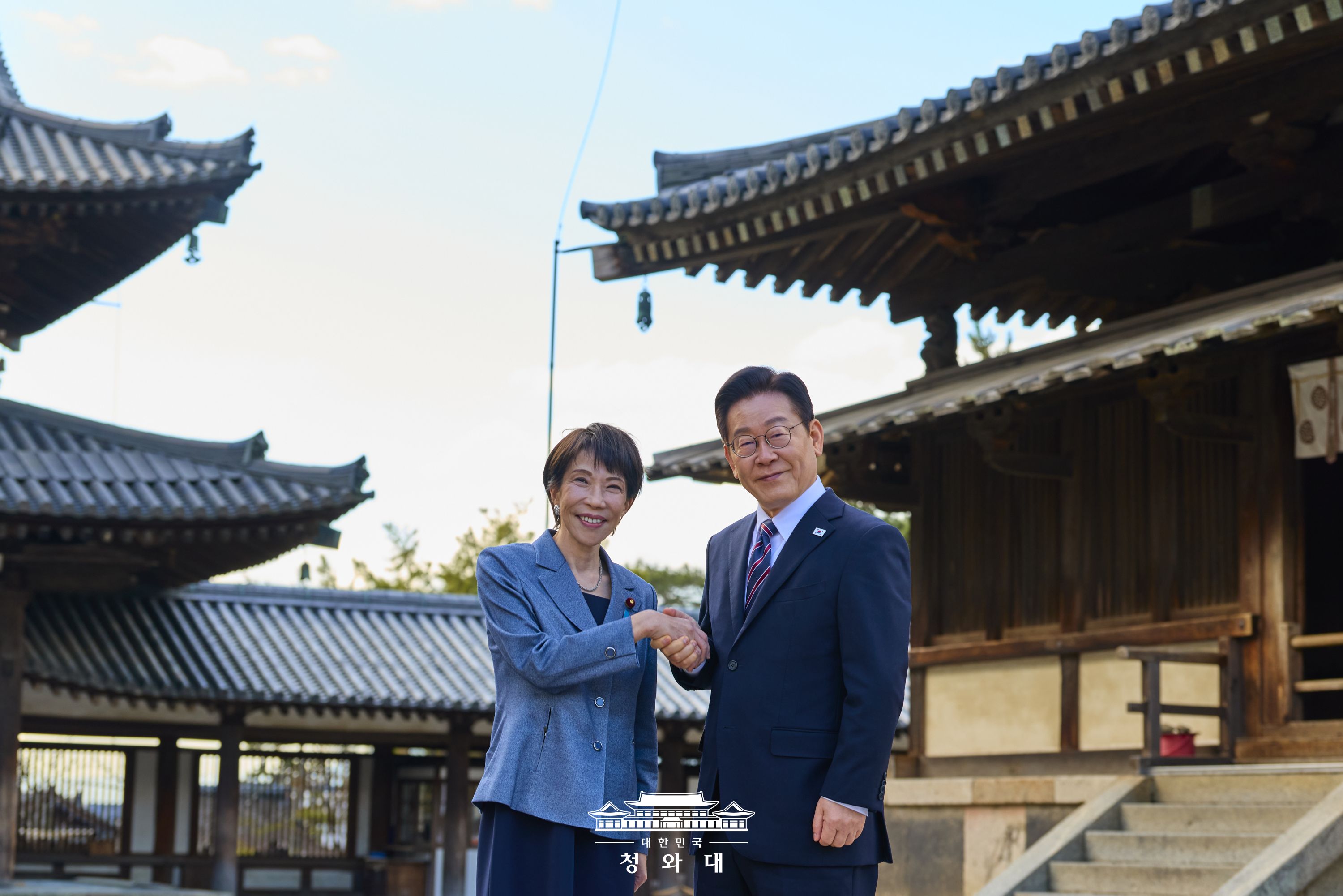 奈良県にある法隆寺での親交行事で握手を交わす李在明大統領と高市早苗首相＝１月１４日、奈良県、大韓民国 青瓦台