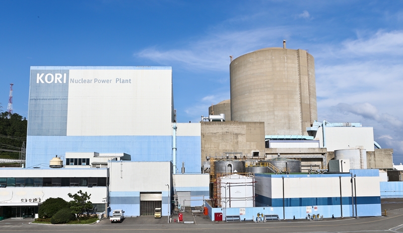 韓国初の商業用原子力発電所で、４０年の運転を終え本格的な解体手続きに入った古里原発1号機＝釜山、韓国水力原子力