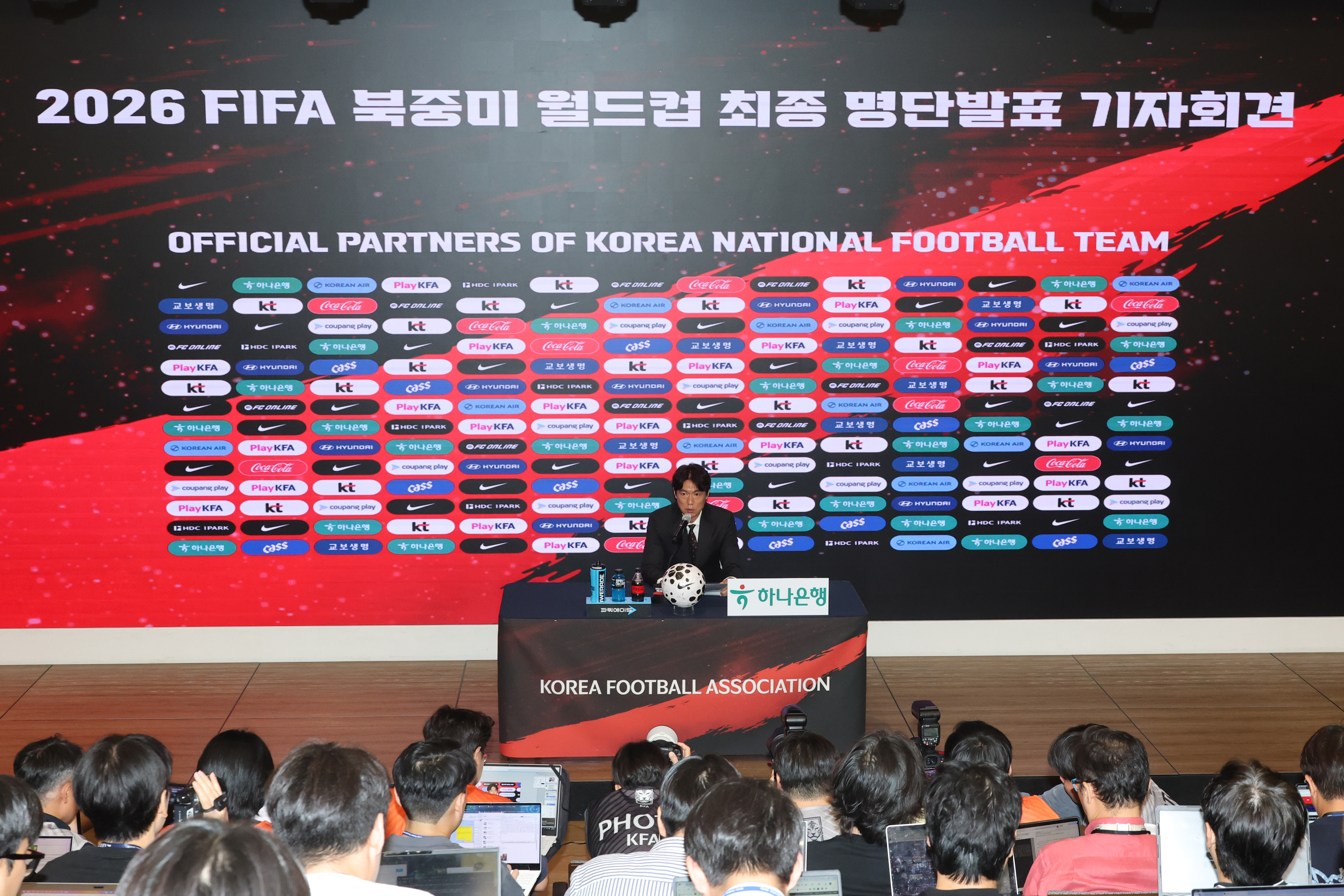 ＦＩＦＡ北中米ワールドカップの韓国代表メンバーを発表する記者会見に臨むホン・ミョンボ監督＝１６日、ソウル、聯合ニュース