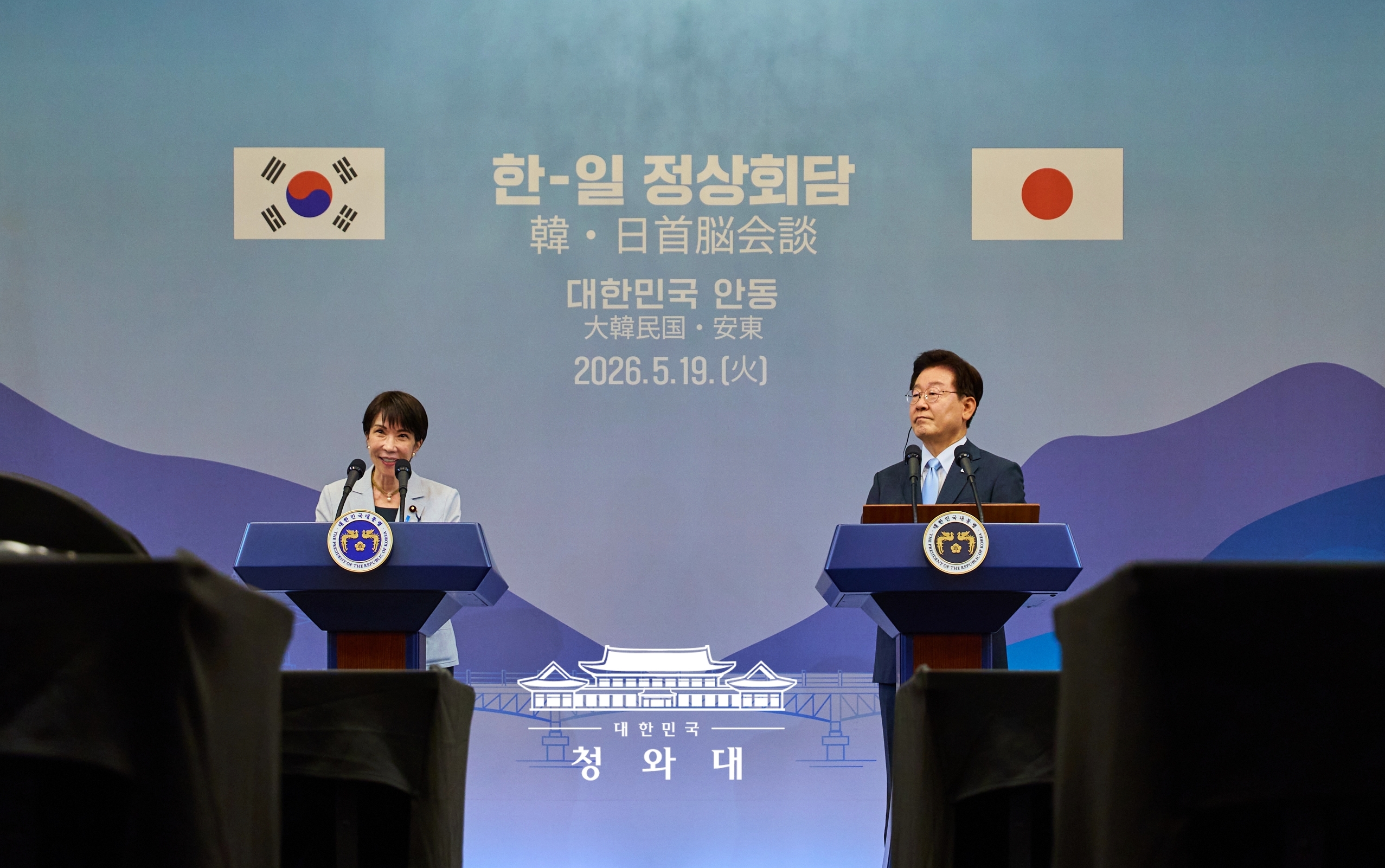 李在明大統領と日本の高市早苗首相が共同記者発表に臨む様子＝１９日、安東、大韓民国 青瓦台