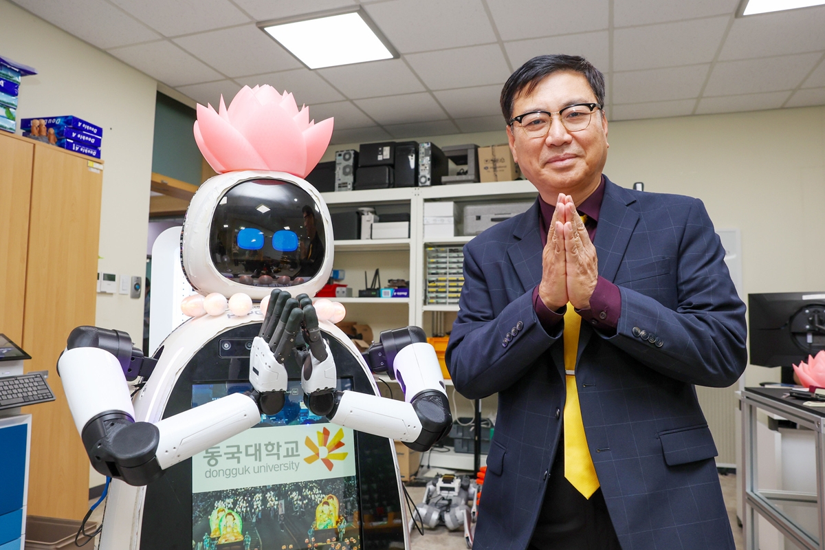 韓国初のＡＩロボット僧侶「ヒェアン」とイム・ジュンヨン教授