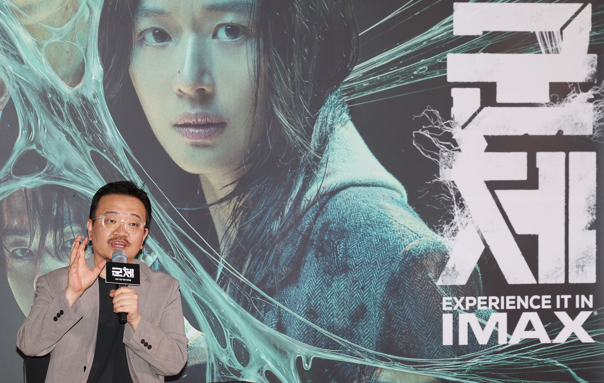 映画『群体』の記者試写会と記者懇談会で作品を紹介するヨン・サンホ監督=２０日、ソウル