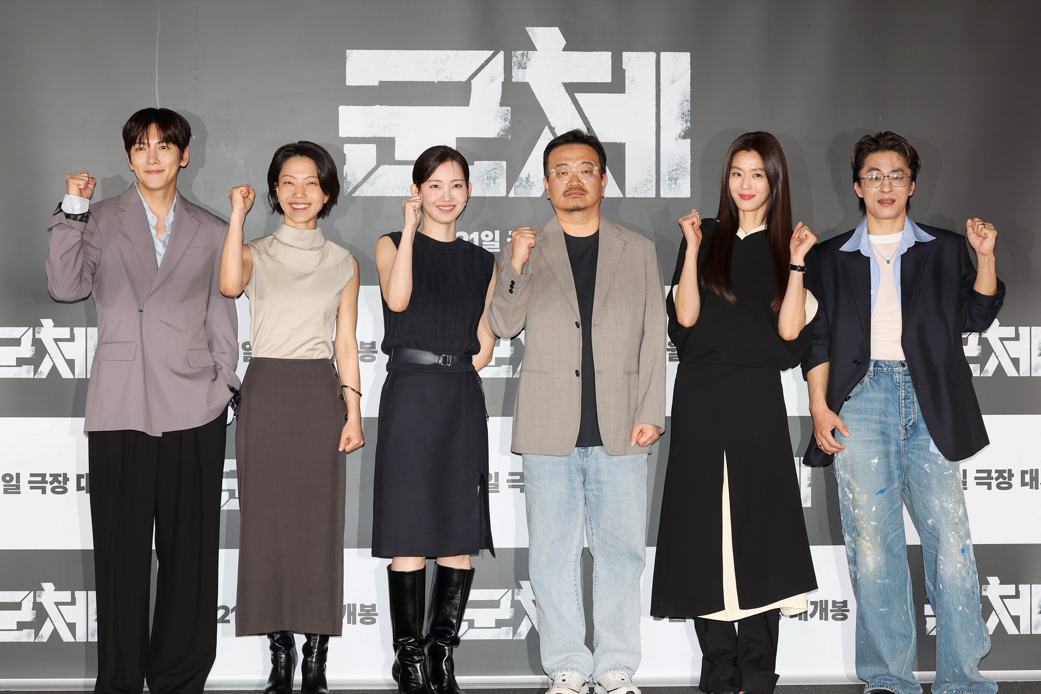 （左から）チ・チャンウク、キム・シンロク、シン・ヒョンビン、ヨン・サンホ監督、チョン・ジヒョン、ク・ギョファン＝２０日、ソウル