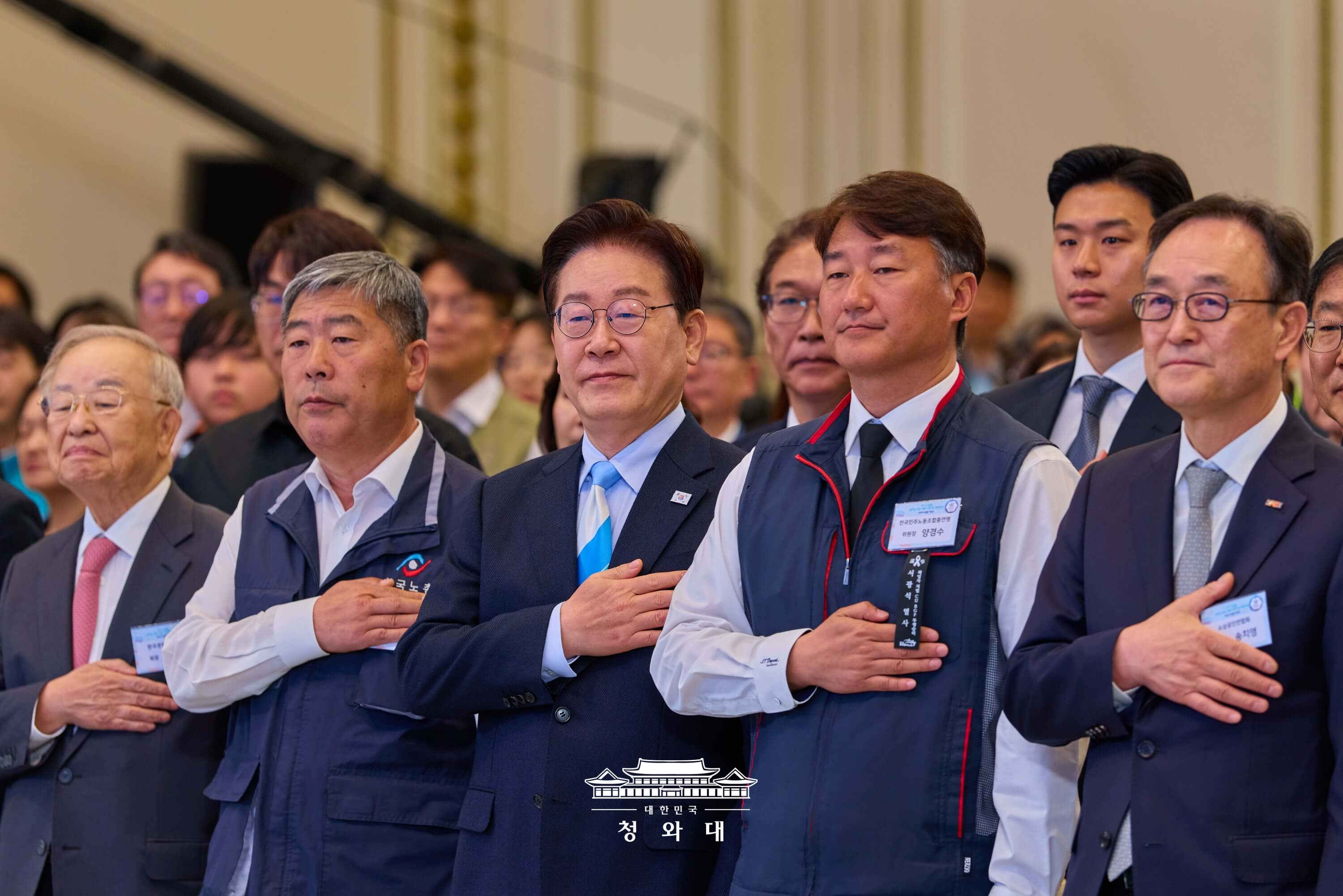 青瓦台で開催された労働節記念式で国民の儀式を執り行う李大統領＝４月１日、大韓民国青瓦台