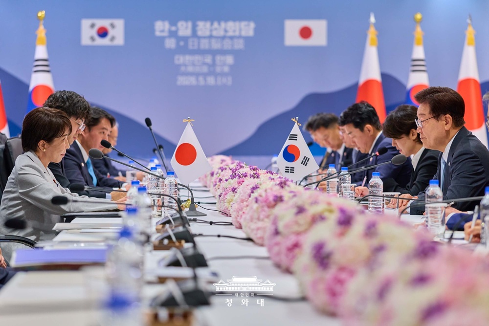 李在明大統領と日本の高市早苗首相が拡大首脳会談を行う様子＝１９日、安東、大韓民国 青瓦台