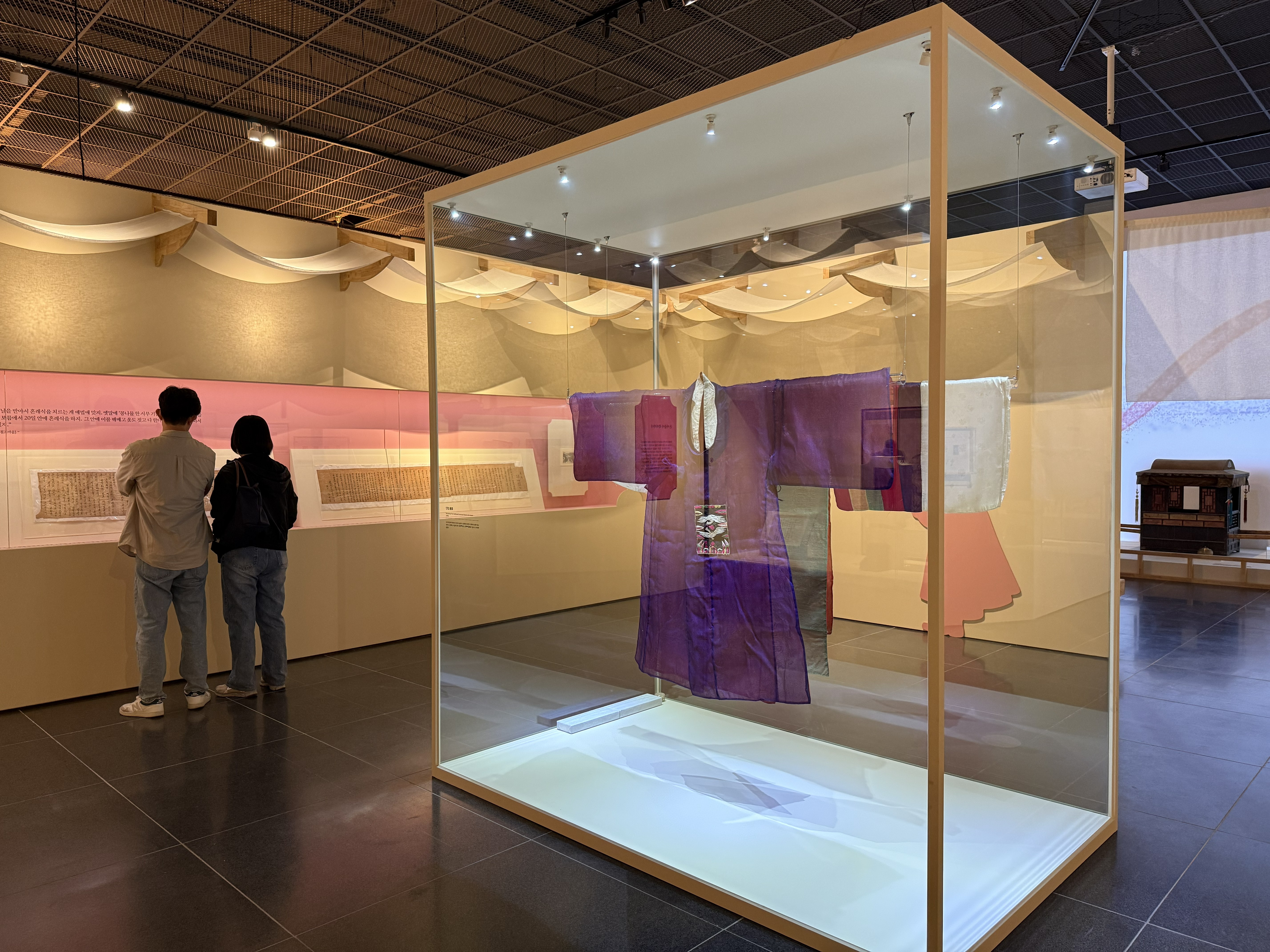 蔚山博物館における企画展示「蔚山結婚白書」を訪れた観覧客の様子＝５月２３日、蔚山、ホン・アンジ