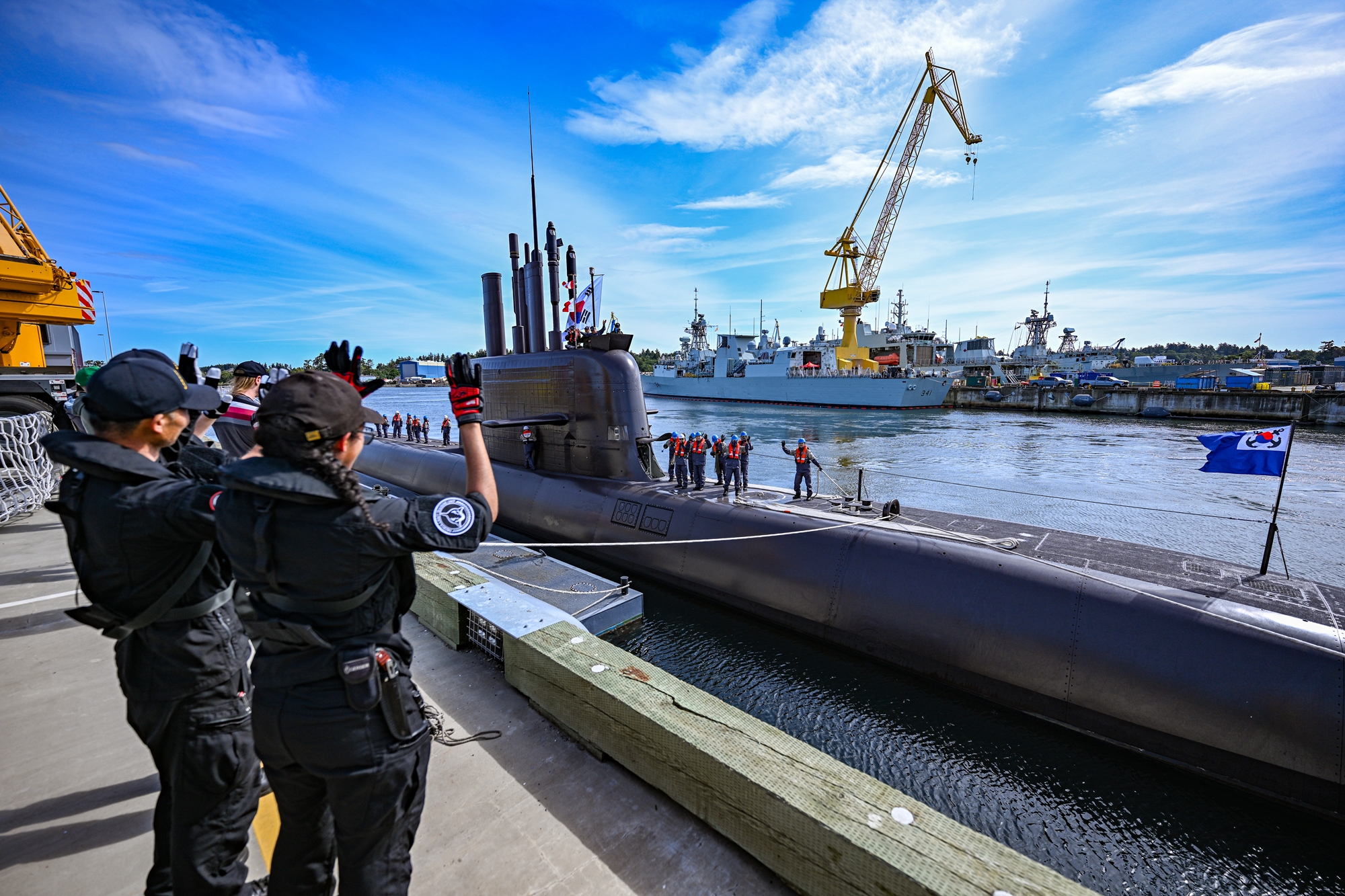 韓国の潜水艦「ＳＳ－ＩＩＩ」がエスクイモルト基地に入港した＝２３日（現地時間）、カナダ、韓国海軍