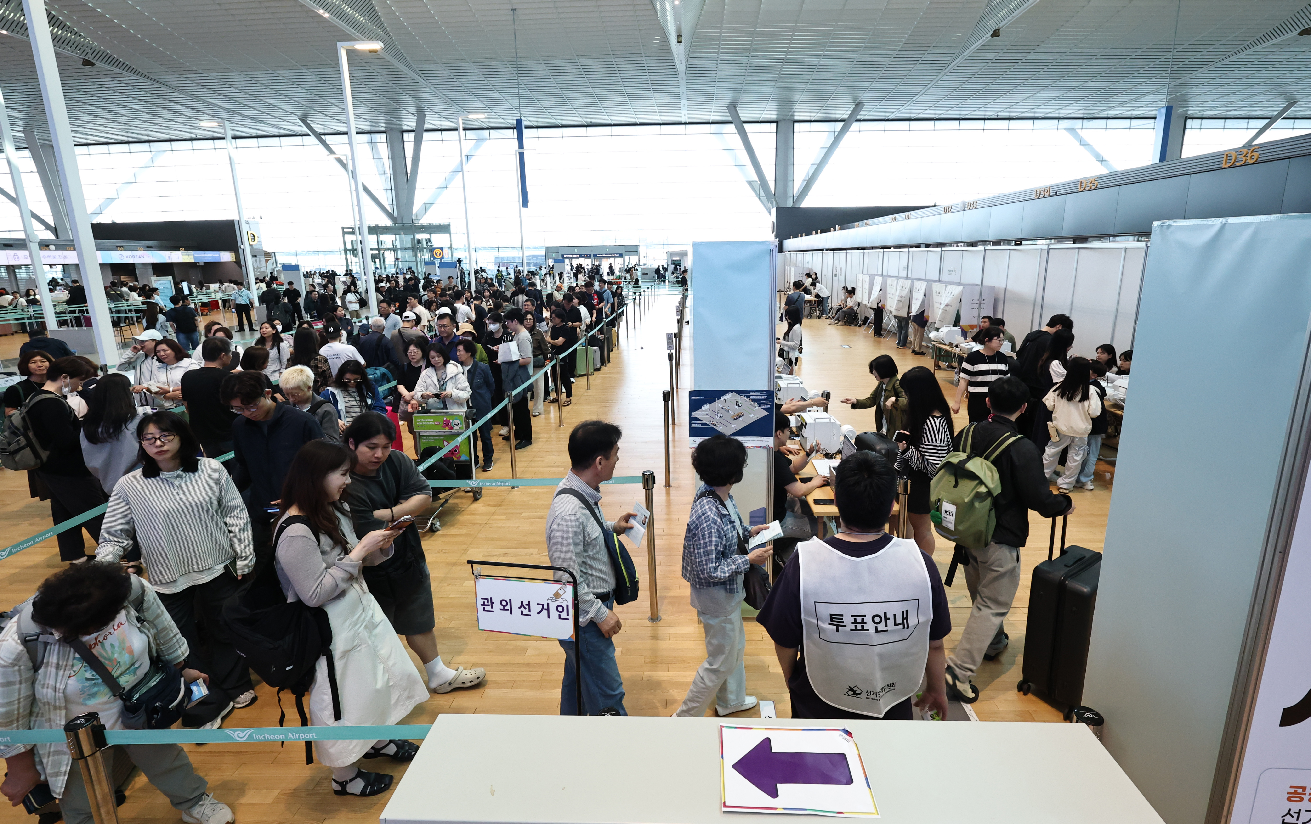 第９回全国同時地方選挙の期日前投票初日、仁川国際空港第２ターミナルの出国エリアに設置された期日前投票所に並ぶ有権者ら＝２９日、仁川、聯合ニュース