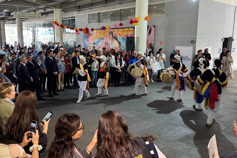 「キムチの日」記念行事でメキシコ現地の市民が「サムルノリ」を楽しんでいる様子＝２０２５年１１月１９日（現地時間）、メキシコ、メキシコ韓国文化院の公式フェイスブック 