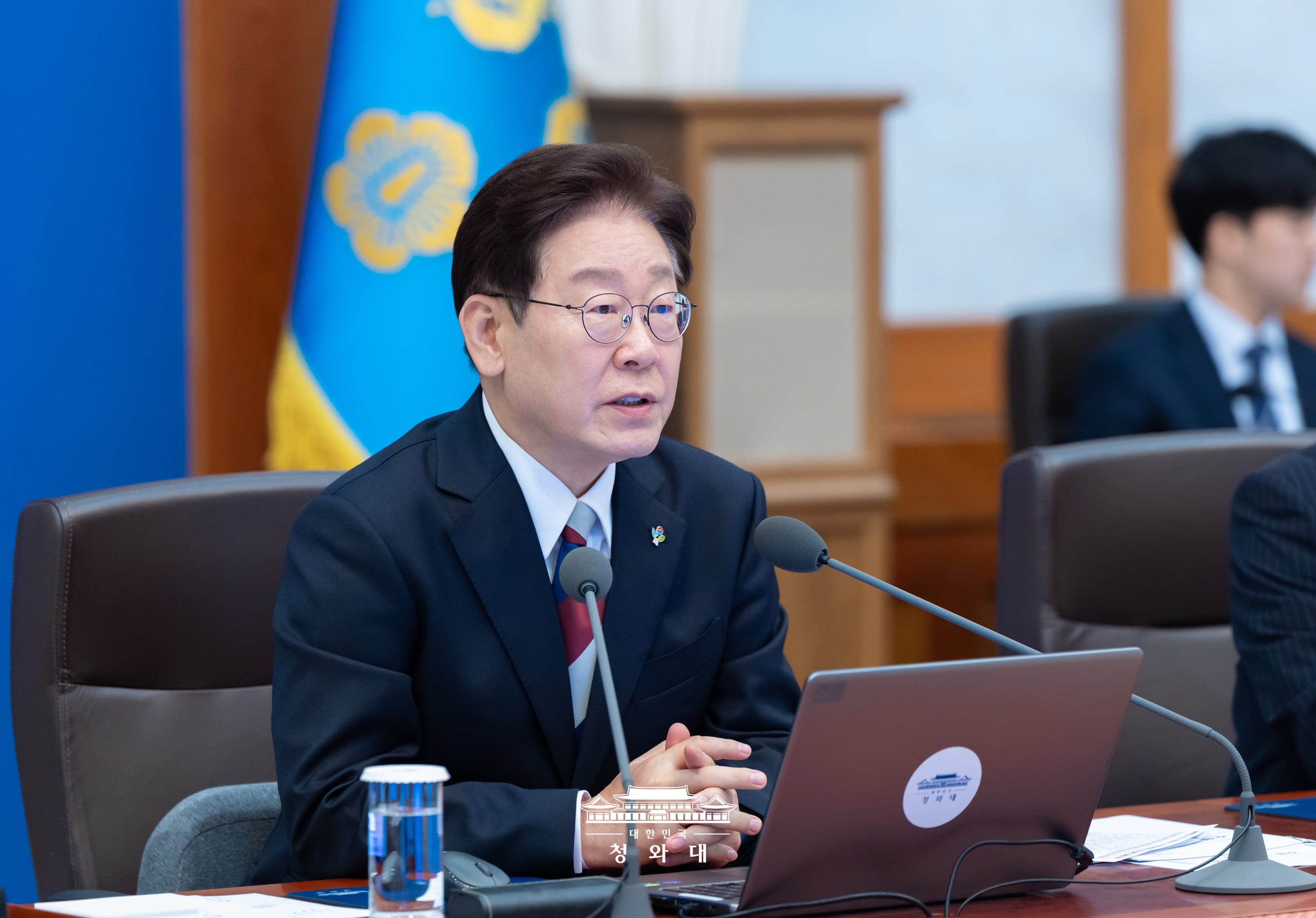 青瓦台で開かれた首席補佐官会議で発言する李大統領＝４日、ソウル、大韓民国青瓦台