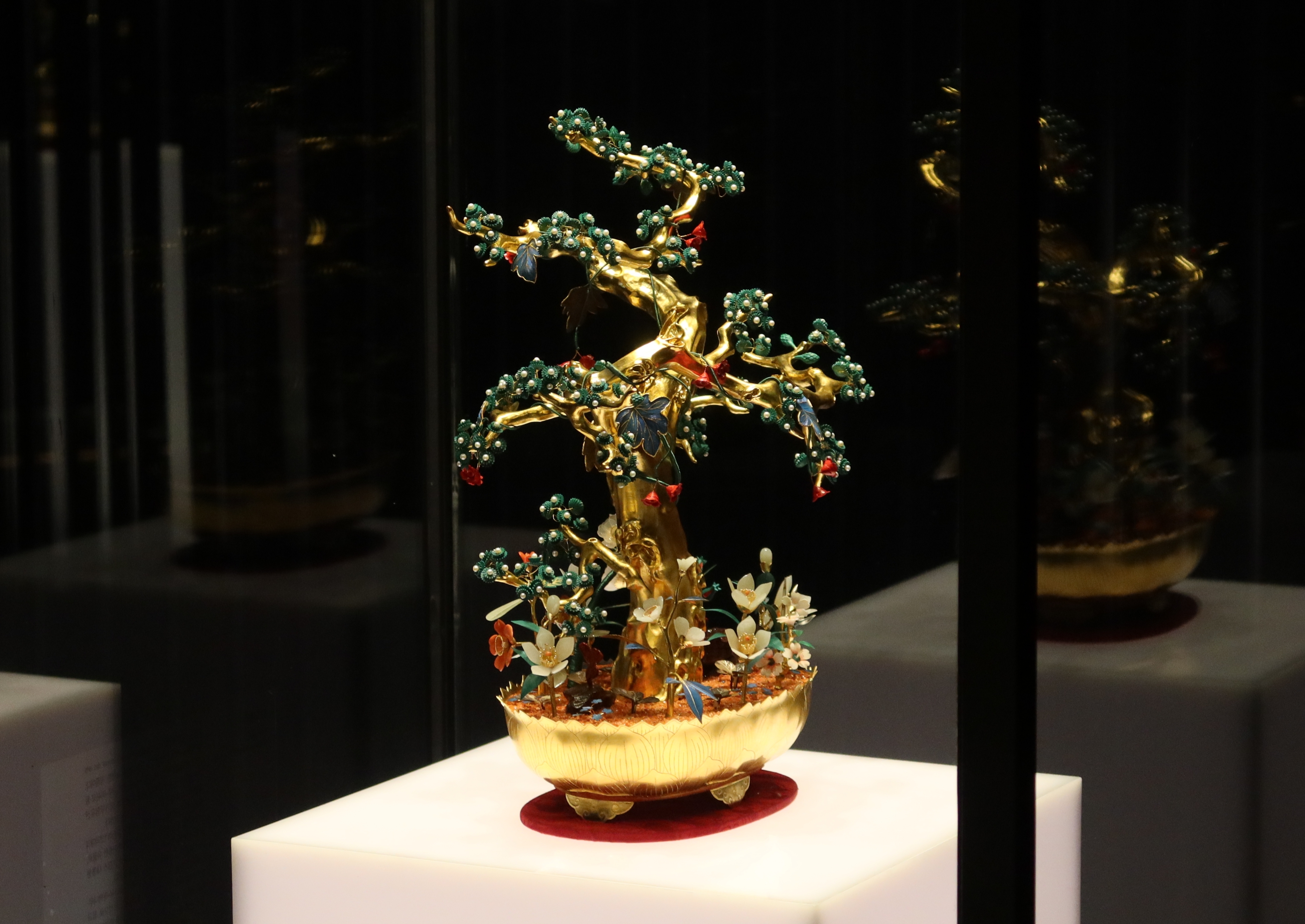 ８月３０日まで徳寿宮・銅徳殿で展示される朝鮮王室の外交贈答品「盤花」のレプリカ＝シャルル・オドゥアン