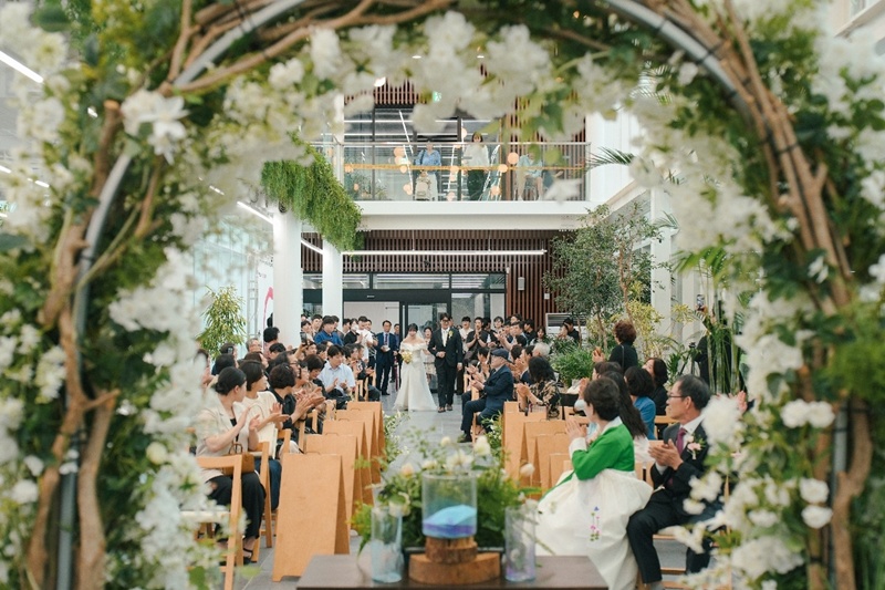 蔚山庭園支援センターで初めて結婚式が行われ、「Ｕ：ＯＮ結婚事業」の第１号となる夫婦が誕生した＝蔚山市