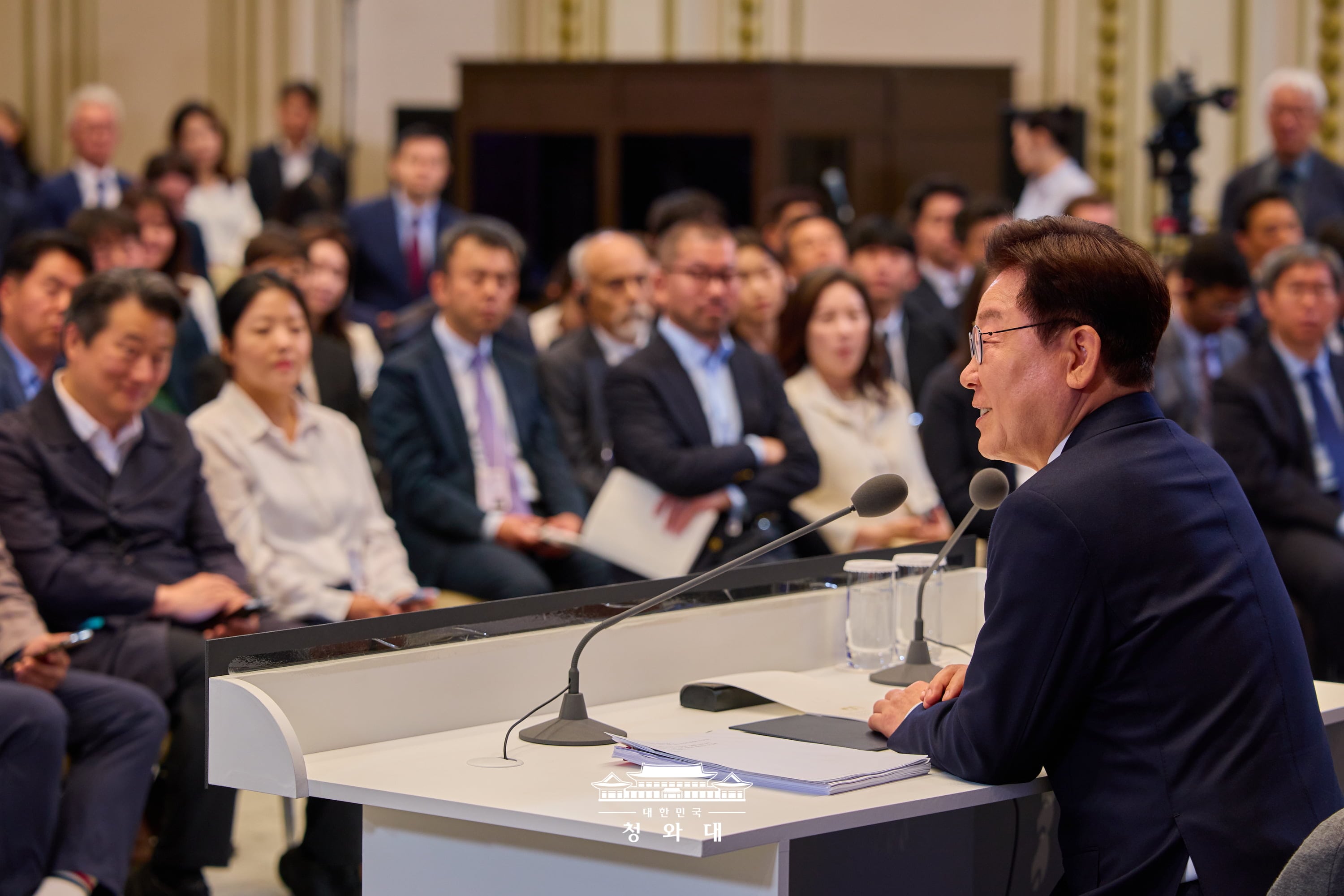 就任１周年の記者会見で発言する李在明大統領＝８日、ソウル、大韓民国 青瓦台
