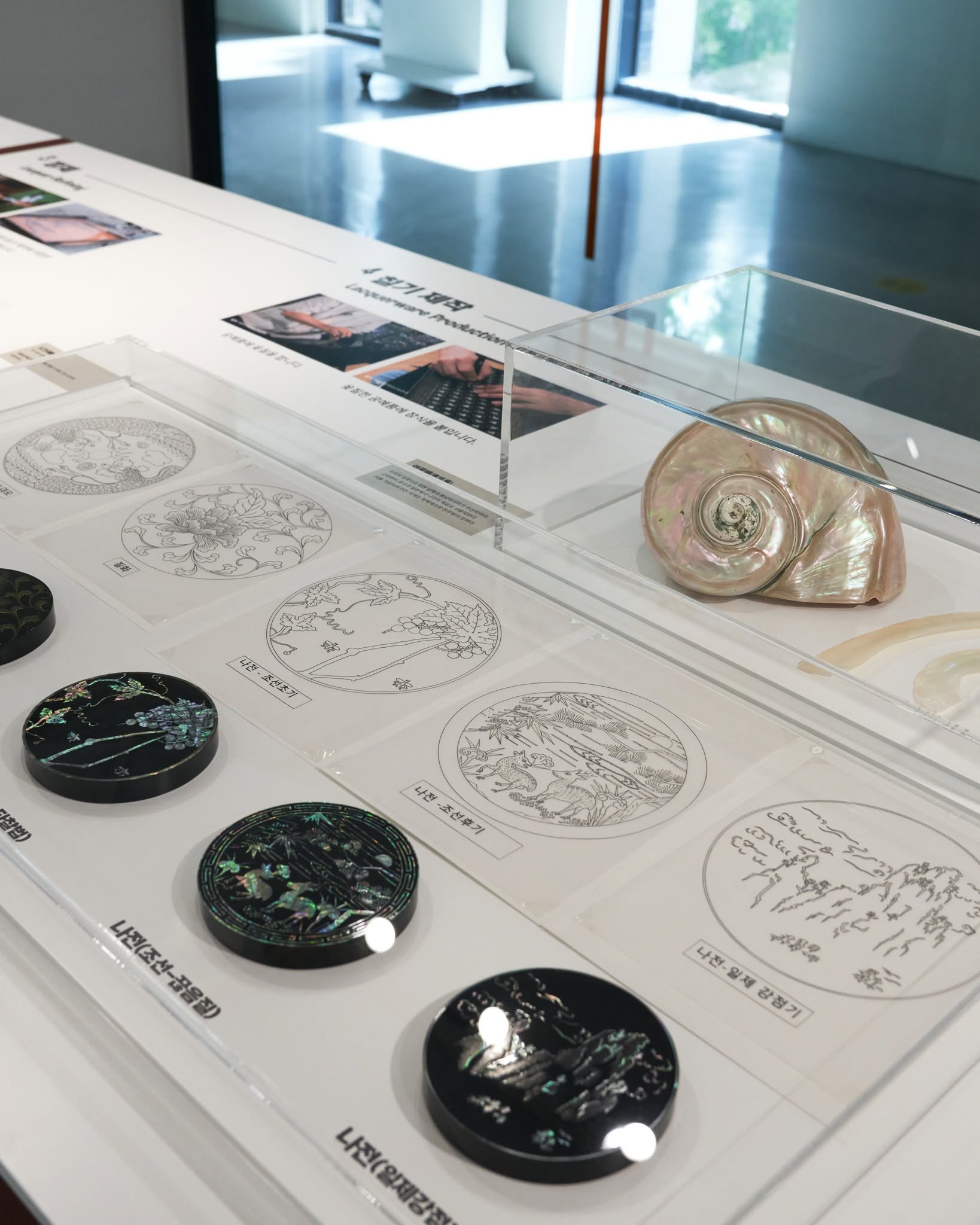 写真は、ソウル工芸博物館の漆文化をテーマにした企画展で展示された漆工芸品＝２０２５年、ソウル工芸博物館