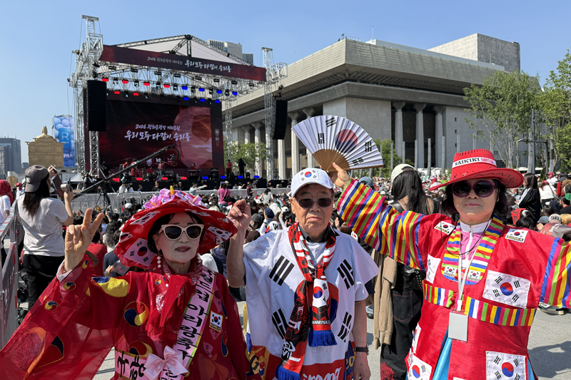 光化門広場で「２０２６ＦＩＦＡ北中米ワールドカップ」韓国対チェコ戦が行われる前、「アリランサッカー応援団」が伝統衣装をまとい、代表チームを応援する様子＝１２日、ソウル、ホン・アンジ