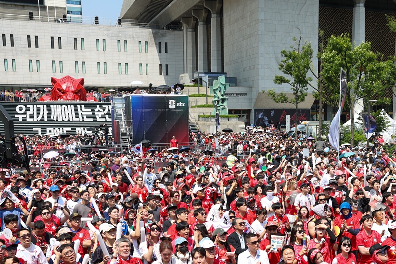 光化門広場で行われた「２０２６ＦＩＦＡ北中米ワールドカップ」韓国対チェコ戦の街頭応援で、サッカー韓国代表の応援団「レッドデビルズ」が韓国代表の勝利を願って熱い声援を送っている＝１２日、ソウル、パク・デジン