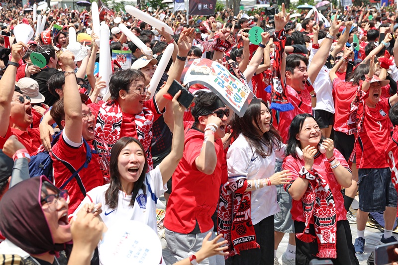「２０２６ＦＩＦＡ北中米ワールドカップ」韓国対チェコ戦の街頭応援で勝利の喜びを分かち合う市民たちの様子＝１２日、ソウル、文化体育観光部