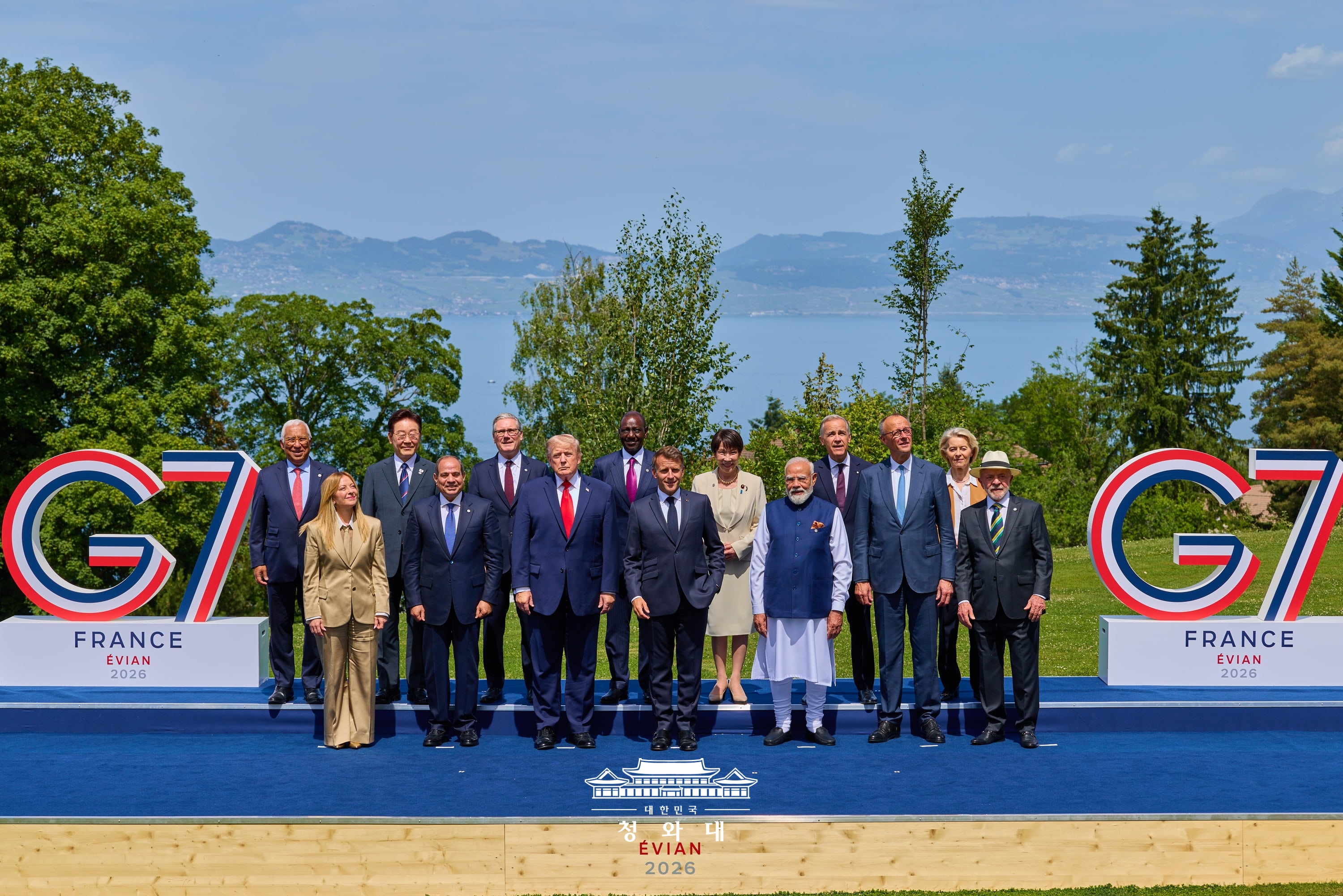 Ｇ７首脳会議の会場で各国の首脳と記念撮影を行う李大統領＝１６日（現地時間）、フランス、大韓民国 青瓦台