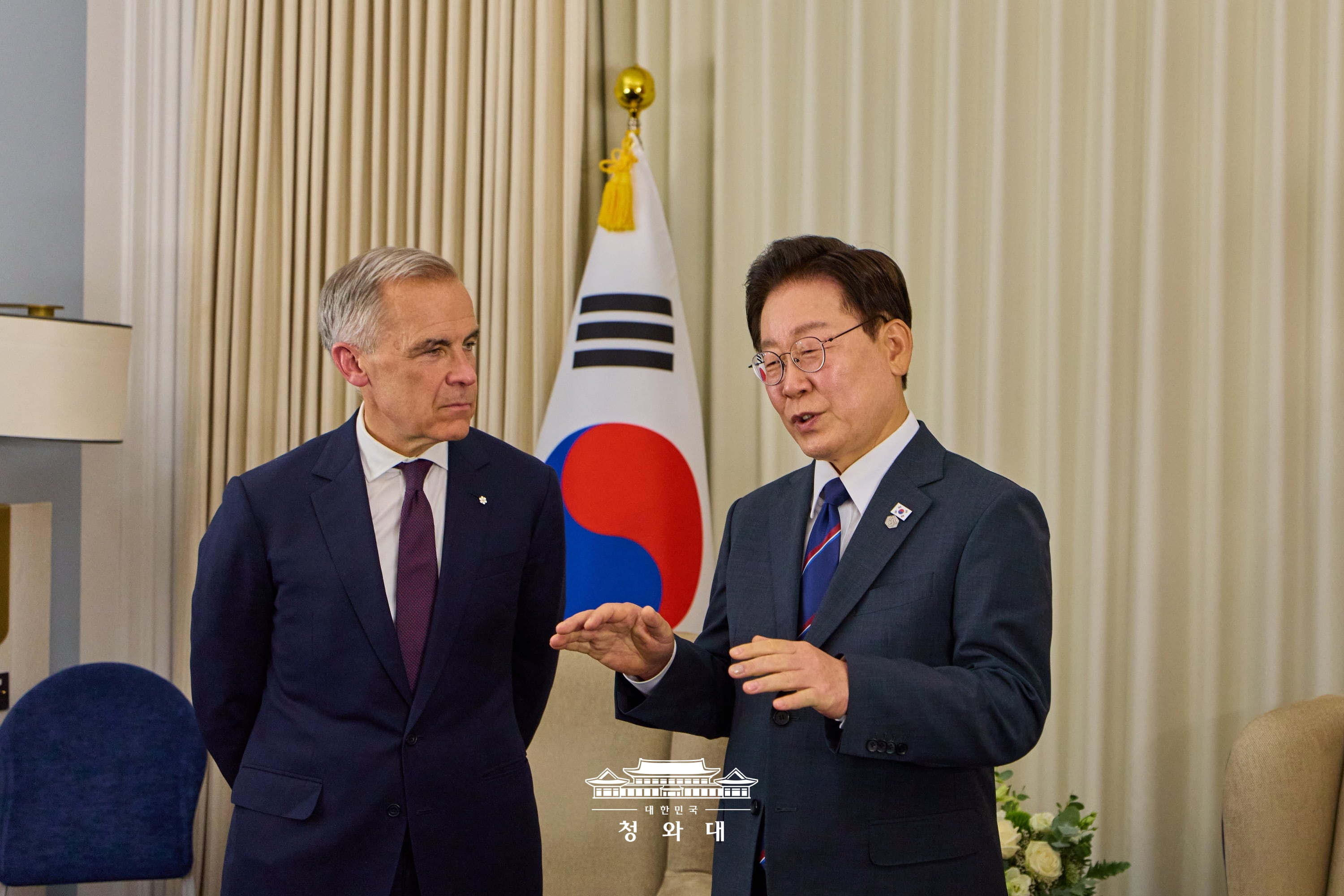 二国間会談を行う李大統領とカナダのカーニー首相の様子＝１６日（現地時間）、フランス、大韓民国 青瓦台