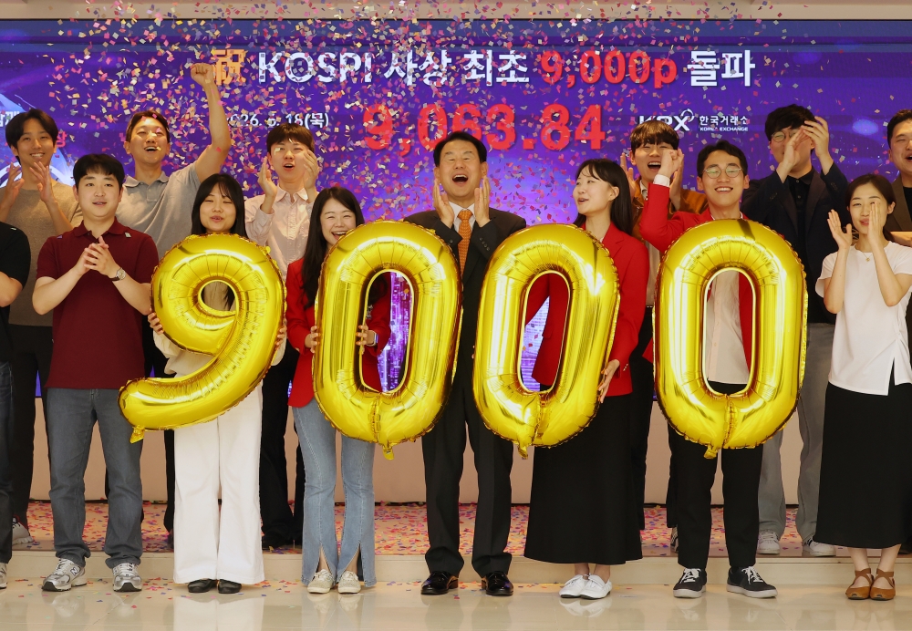 韓国取引所本社広報館で、職員が祝賀セレモニーを行う様子＝１８日、釜山、聯合ニュース