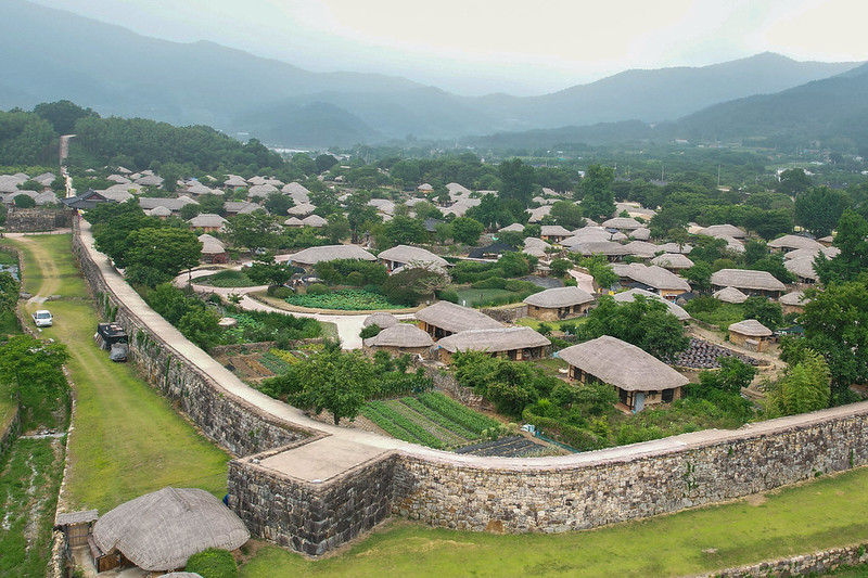 楽安邑城の全景。全長約１４１０メートルの石垣に囲まれた城内には、朝鮮時代の地方都市の面影が今も残る＝全羅南道・順天