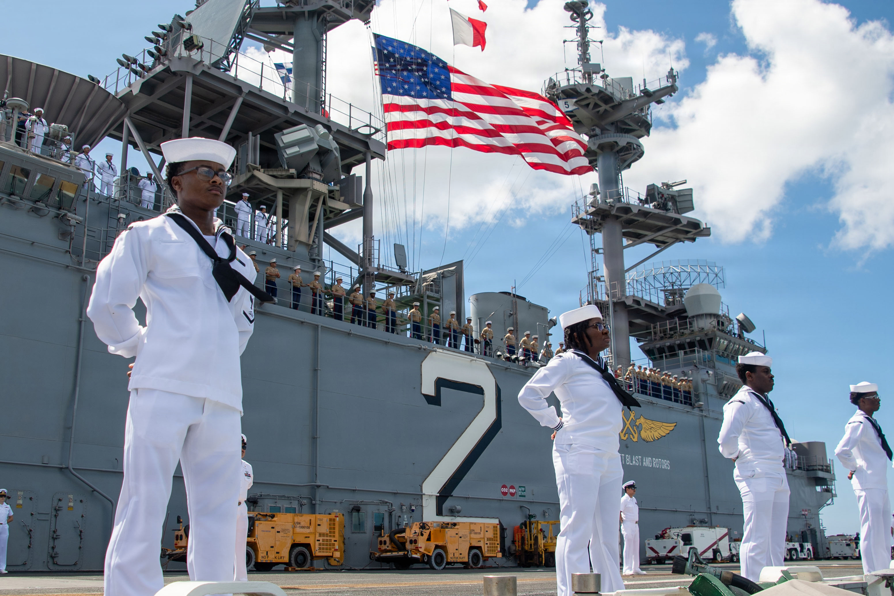 米海軍および海兵隊の兵士らが、２０２６環太平洋合同演習（ＲＩＭＰＡＣ）参加のため米ハワイ・真珠湾に入港する強襲揚陸艦「ＵＳＳエセックス」の艦上で整列する様子＝２１日（現地時間）、ハワイ、米国防総省 