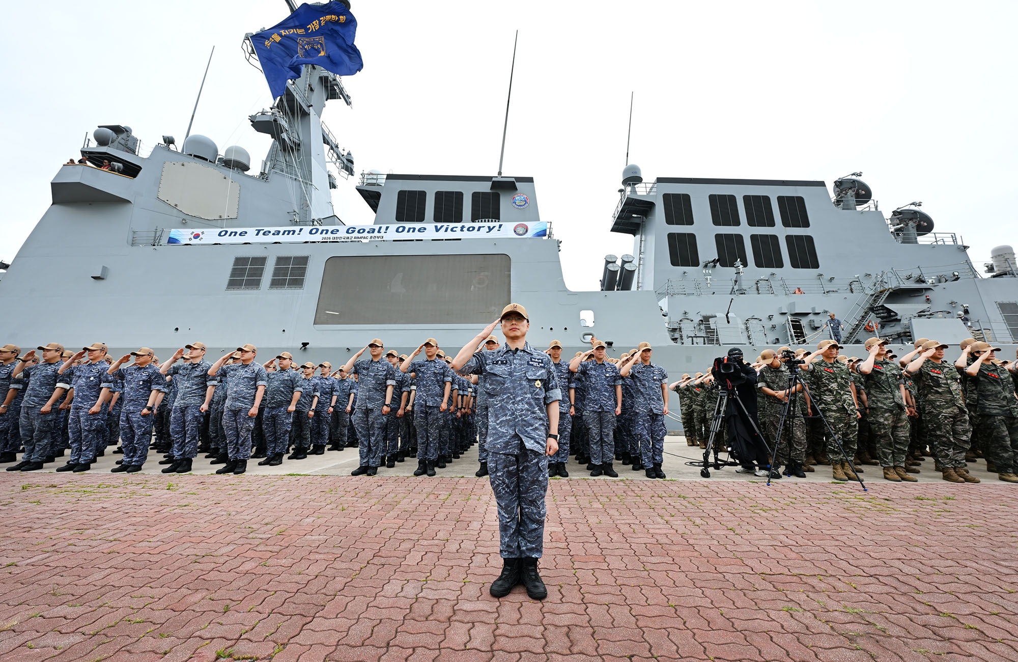 ２０２６ＲＩＭＰＡＣに参加するため、韓国海軍のイージス駆逐艦「正祖大王」が済州（チェジュ）島の海軍基地を出港する様子＝１日、済州島、大韓民国 海軍