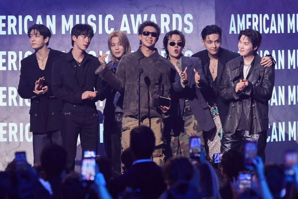 「アメリカン・ミュージック・アワード（ＡＭＡ）」で最高賞「アーティスト・オブ・ザ・イヤー」を受賞したＢＴＳの様子＝５月２５日（現地時間）、ラスベガス、ＡＭＡの公式フェイスブック