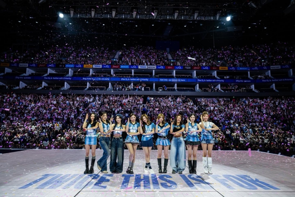 Ｏ2アリーナで行われたＴＷＩＣＥによる６度目のワールドツアー「ＴＨＩＳ　ＩＳ　ＦＯＲ」公演の様子＝６月３～４日（現地時間）、ロンドン、ＴＷＩＣＥの公式フェイスブック