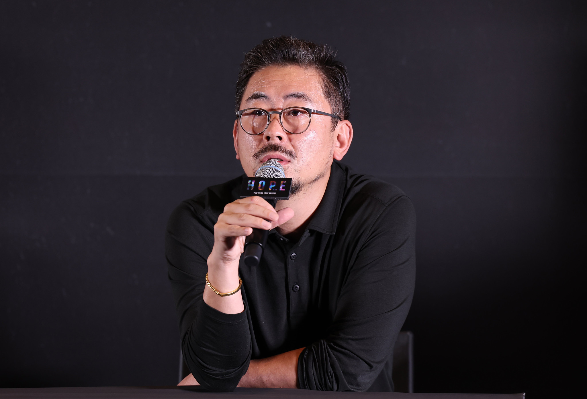 映画『ホープ』のマスコミ試写会・記者会見で、質問に答えるナ・ホンジン監督＝６日、ソウル