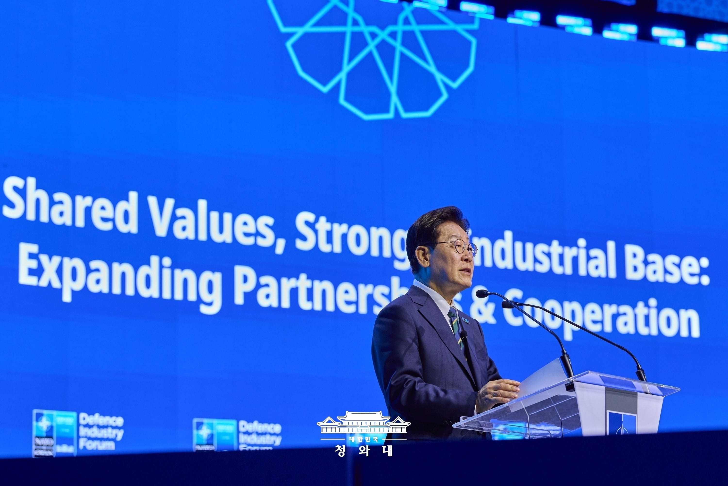 北大西洋条約機構（ＮＡＴＯ）防衛産業フォーラムで発言する李在明大統領＝７日（現地時間）、アンカラ、大韓民国 青瓦台