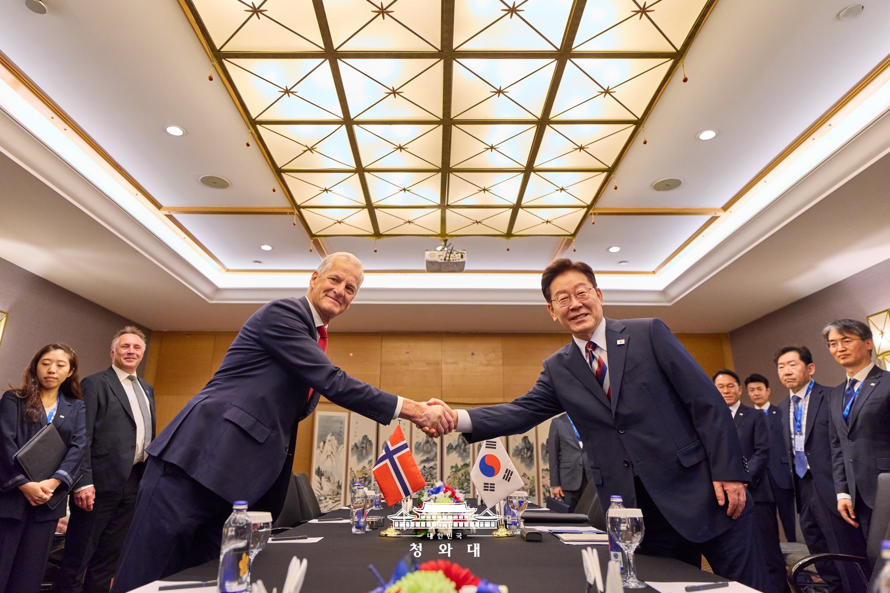 ノルウェーのヨナス・ガール・ストーレ首相との首脳会談を前に握手を交わす李大統領＝８日（現地時間）、アンカラ、大韓民国 青瓦台